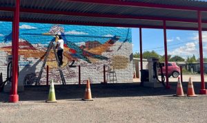 Artist Wes Abarca has created a vibrant new mural celebrating Arizona’s beauty on the Bucket of Suds building on Hopi Drive in Holbrook, with another one featuring a roadrunner near completion at the other car wash on the north end of Navajo Blvd. The mural is a timely addition with the centennial celebration for Route 66 to be held in 2026. To learn more about Abarco’s work on Facebook at www.facebook.com/wes7svn and Instagram at @wes7svn.