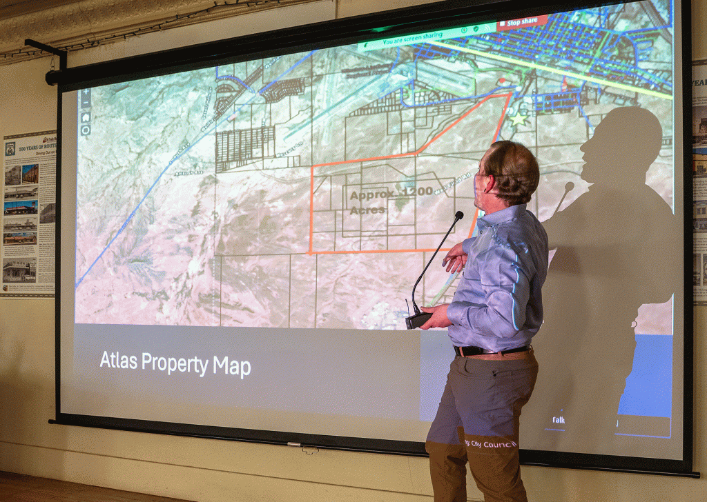 Economic Development Director Jack Fitchett points to a map during a presentation Tuesday, explaining city boundaries and where Winslow has authority to regulate development.