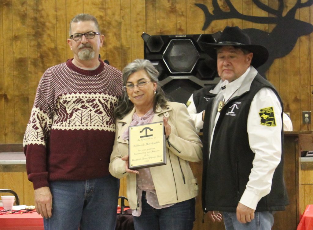 Jerry Stark (left), manager of Holbrook Mercantile, and owner Ofelia Lange (center) receive a plaque from Hashknife Posse member Pat Nichols (right) for their sponsorship of the posse.
