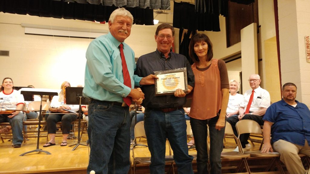 Photo by Naomi HatchTaylor Mayor David Smith congratulates Vance and Michelle Muder on their induction into the Taylor Hall of Fame. Also inducted were Vance’s parents, the late Larry and Roberta Muder.