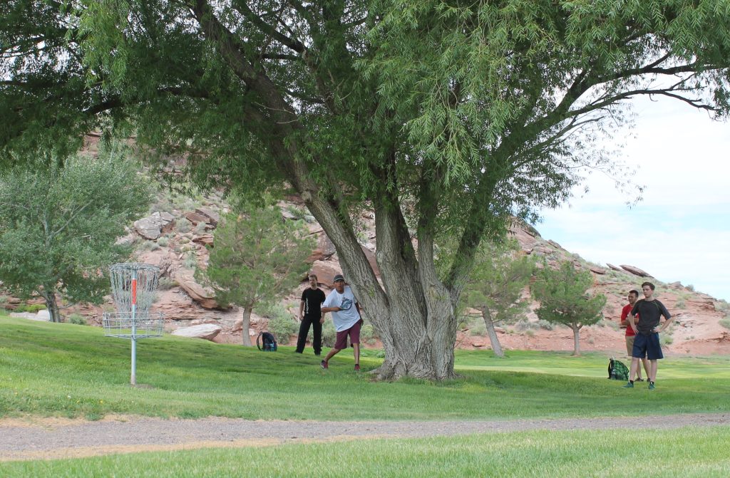 Photo by Linda KorHolbrook’s Hidden Cove Golf Course has a new game, thanks to the installation of 18 disc golf baskets. Last weekend 26 players ranging from novice to professional competed for trophies and cash, and were treated to lunch and a T-shirt. The holes will remain at the course for year-round use. For more information on playing at the course, call city hall at (928) 524-6225.