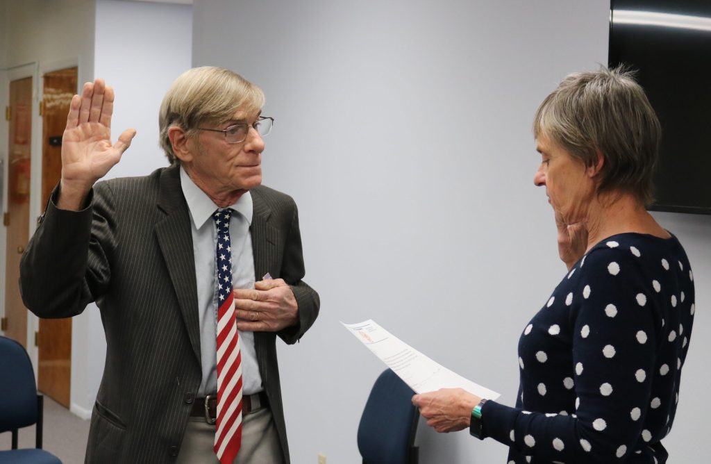 Photo by Linda KorThe City of Holbrook has a new mayor. Phil Cobb (left) was sworn into office by City Clerk and Interim City Manager Cher Reyes during a special meeting of the council on Nov. 13. Cobb will serve in the position until the May 2019 election.
