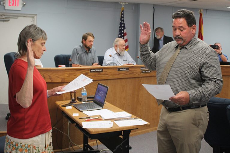 Photo by Linda KorHolbrook City Clerk Cher Reyes (left) swears in Holbrook mayor Merrill Young (right) during the Holbrook City Council meeting.