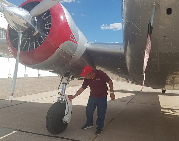 Photo by L. ParsonsCaptain Kirk McQuown wipes down the Lockheed N18137 after touch down in Winslow.