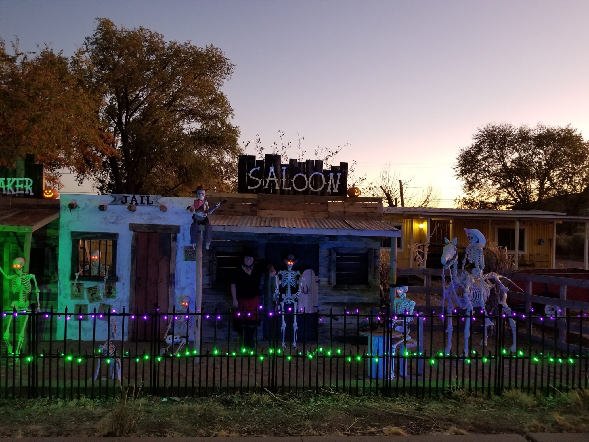 Snow Bottom Paper Halloween House – Painted Desert Tribune