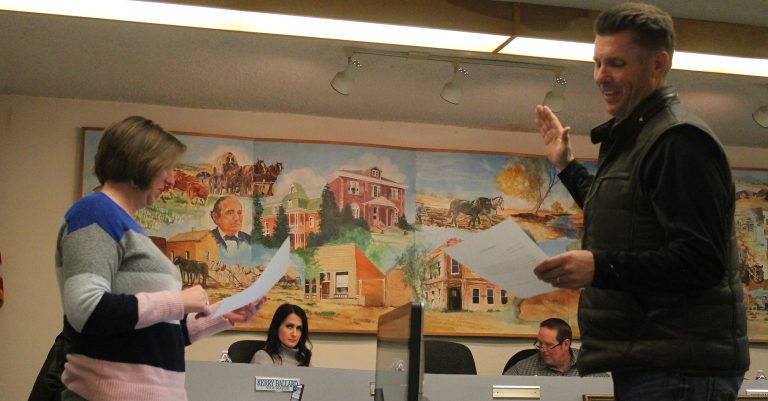 Photo by Amanda NicholsTown Clerk Katie Melser (left) swears in newly appointed councilmember Bob Flake (right) at the Feb. 4 council meeting. He will finish councilman Hunter Lewis’ term, running until Dec. 1.