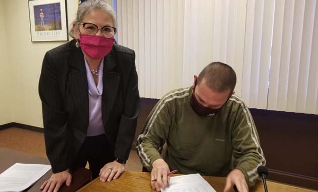 Photo by L. ParsonsWinslow Unified School District Superintendent Connie Gover (left) will continue her service to the district. Here, she and Board Vice President Al Leonard (right) are pictured last year at the height of the COVID-19 pandemic. Gover’s leadership during the pandemic has not gone unnoticed by the board.