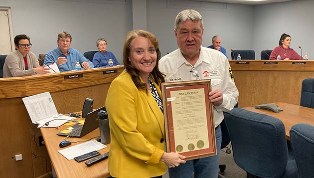 Photo by Talaina KorMayor Kathleen Smith (left) presented Hashknife member Pat Nichols (right) a proclamation honoring this week is Hashknife Pony Express Week.