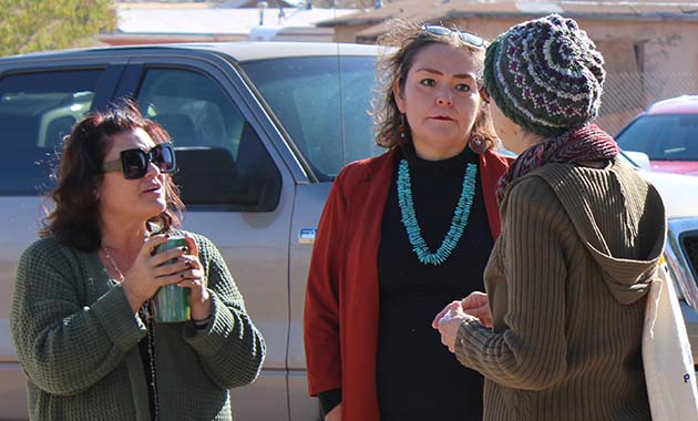Photo by Shawn WhiteCouncilmember Darcey McKee (left) and Mayor Roberta “Birdie” Cano (center) speak to Winslow resident Ann Schmidt (right) about the city’s 1,200-acre development deal.