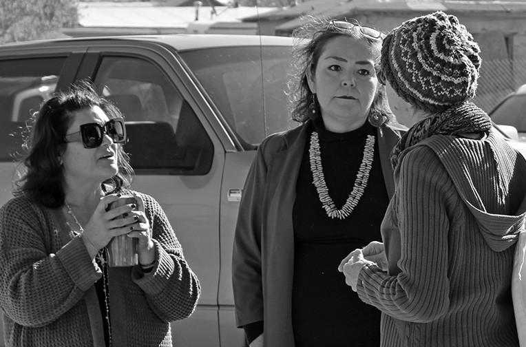 Councilmember Darcey McKee (left) and Mayor Roberta “Birdie” Cano (center) speak to Winslow resident Ann Schmidt (right) about the city’s 1,200-acre development deal. Photo by Shawn White